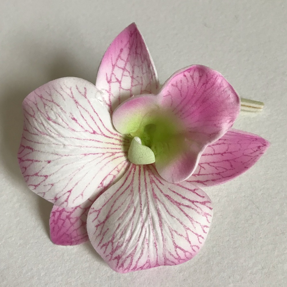 Orchid flower accessory flown in from Hawai’i 🌺!
